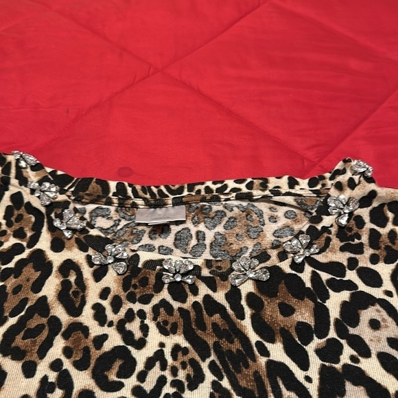 VIP Knit by Avenue leopard print top Pre owned - Picture 4 of 7